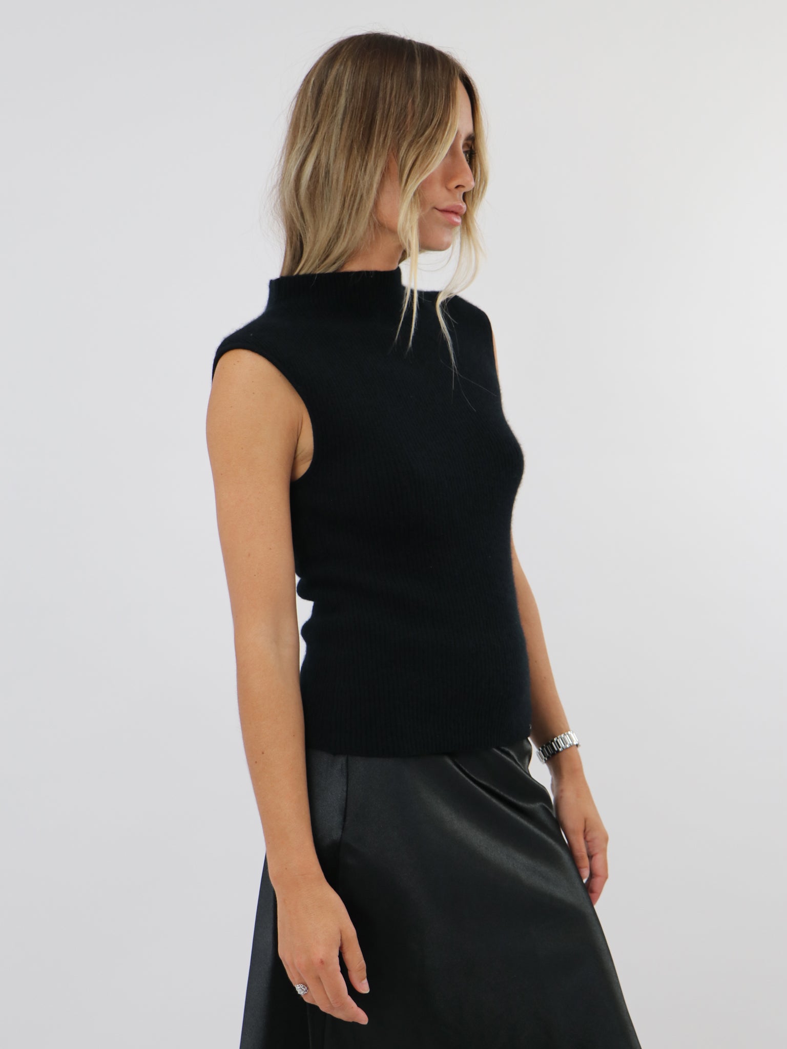 Sleeveless Cashmere fitted top